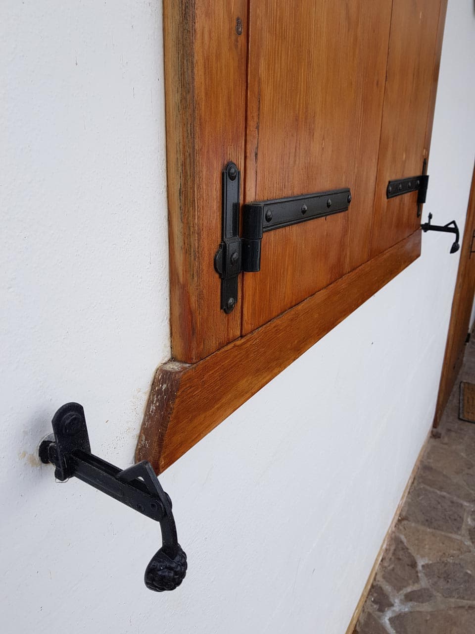 Bandelle e fermaimposta su scuro alla veneta in legno chiaro